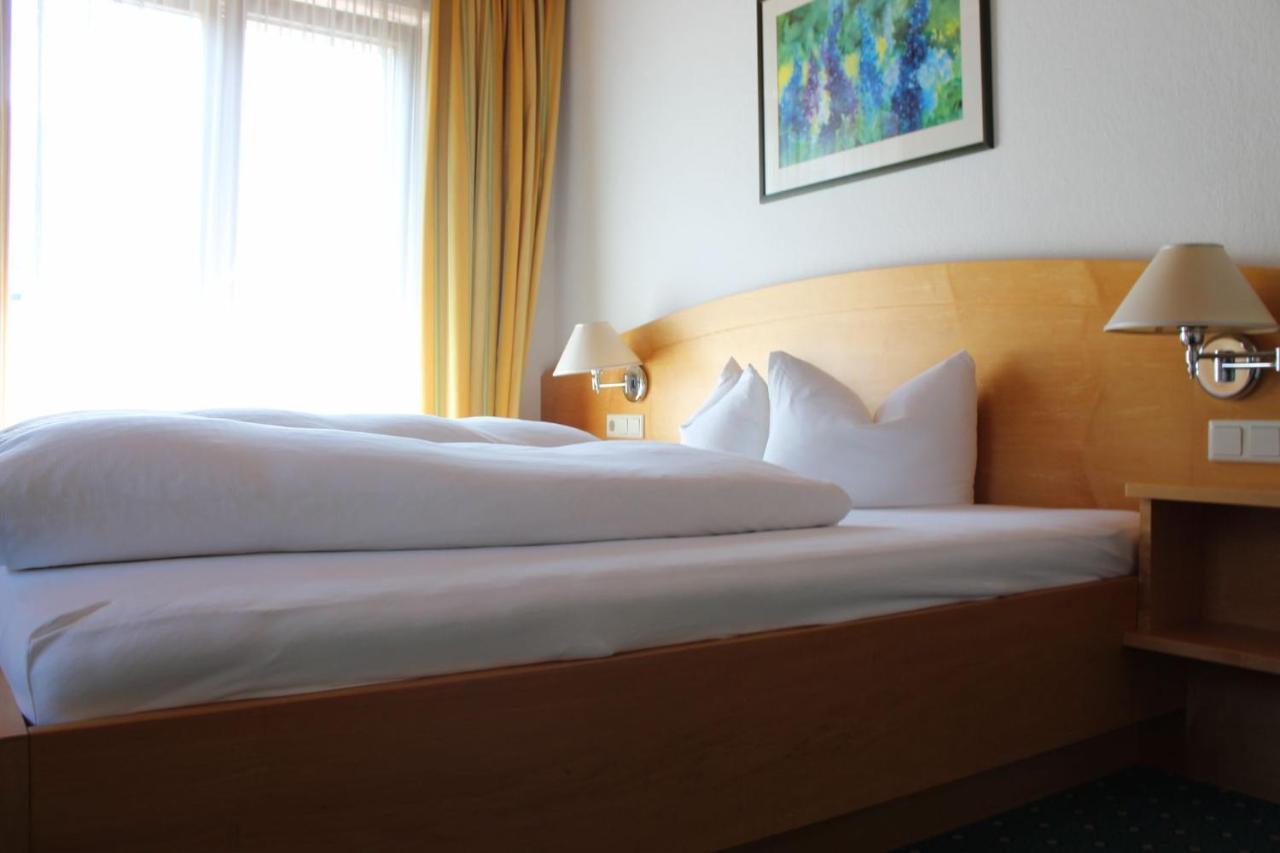 Wanderhotel Garni Cresta Schruns Bagian luar foto