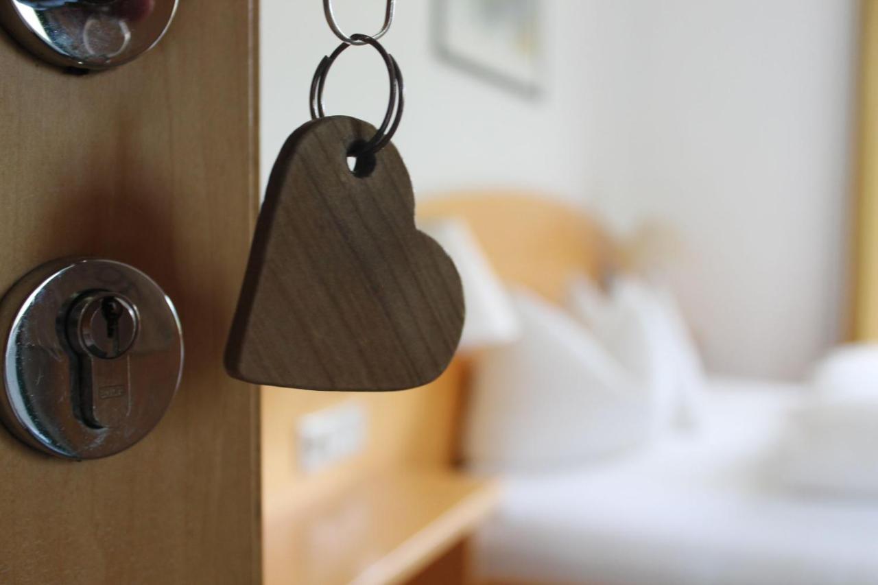 Wanderhotel Garni Cresta Schruns Bagian luar foto