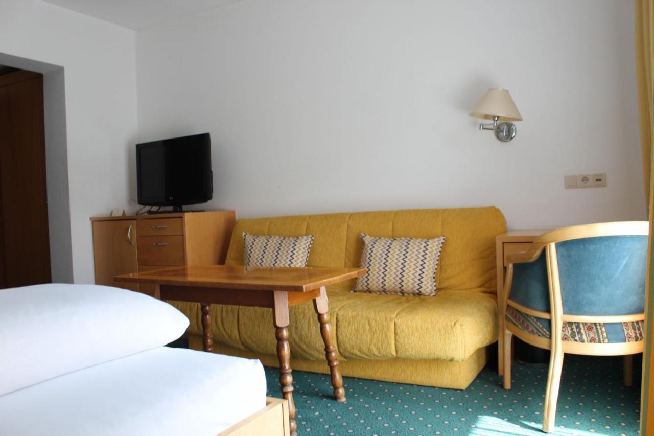 Wanderhotel Garni Cresta Schruns Bagian luar foto